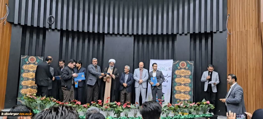 آیین تجلیل از دانشجویان و اساتید برتر شهرستان ملارد با حضور جناب آقای کریمی فرماندار ملارد و ائمه جمعه و سایر مسئولین شهرستان 12