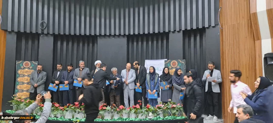 آیین تجلیل از دانشجویان و اساتید برتر شهرستان ملارد با حضور جناب آقای کریمی فرماندار ملارد و ائمه جمعه و سایر مسئولین شهرستان 18