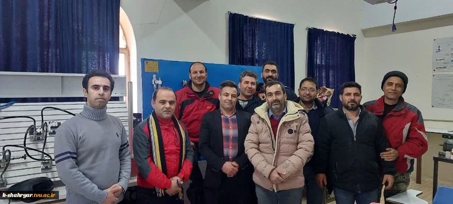 دوره هیدرولیک و پنوماتیک صنعتی مقدماتی برگزار شد.
 6