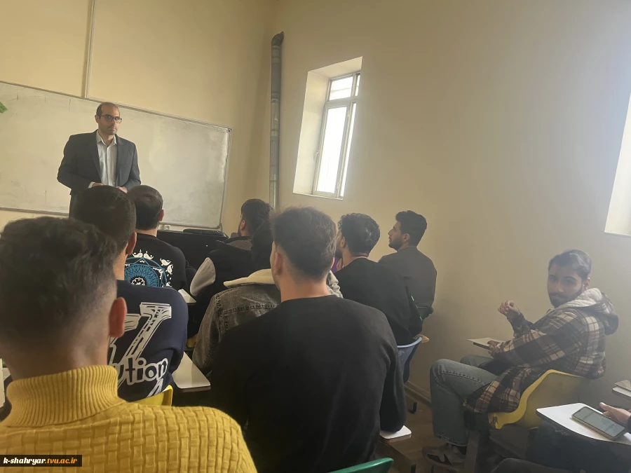 سخنرانی در مورد آشنایی با مفاهیم کارآفرینی و طرح کسب و کار به مناسبت هفته جهانی کارآفرینی 3