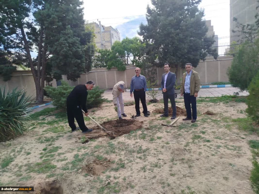 کاشت نهال به یاد شهدای جنگ رمضان در دانشکده صفادشت (کشاورزی ـ تربیت‌بدنی) 12